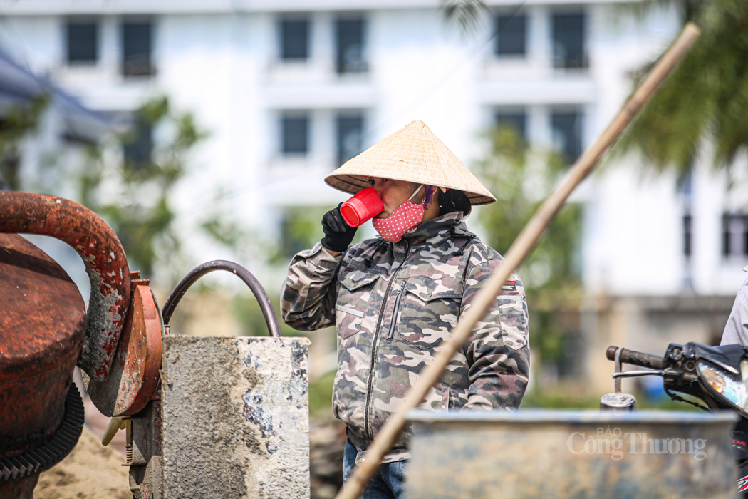 Hình ảnh về những 'bông hồng' mưu sinh trong ngày Phụ nữ Việt Nam - 7