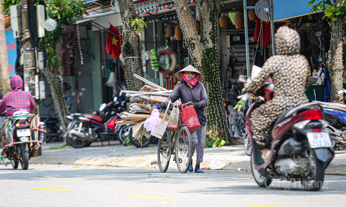 Hình ảnh về những 'bông hồng' mưu sinh trong ngày Phụ nữ Việt Nam - 1