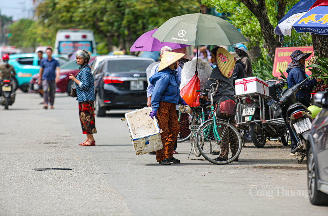Hình ảnh về những 'bông hồng' mưu sinh trong ngày Phụ nữ Việt Nam - 3
