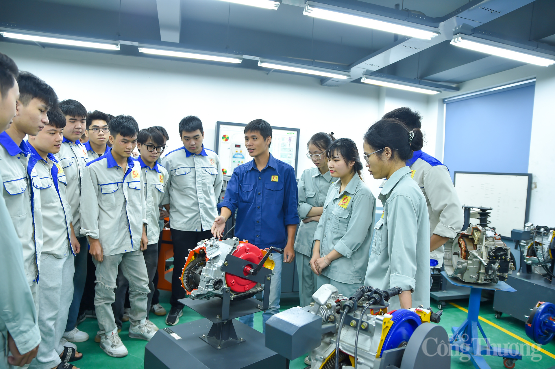 En la Escuela de Ingeniería Mecánica y Automotriz de la Universidad Industrial de Hanoi (HaUI), donde el sonido de la maquinaria y el olor a grasa parecen ser las