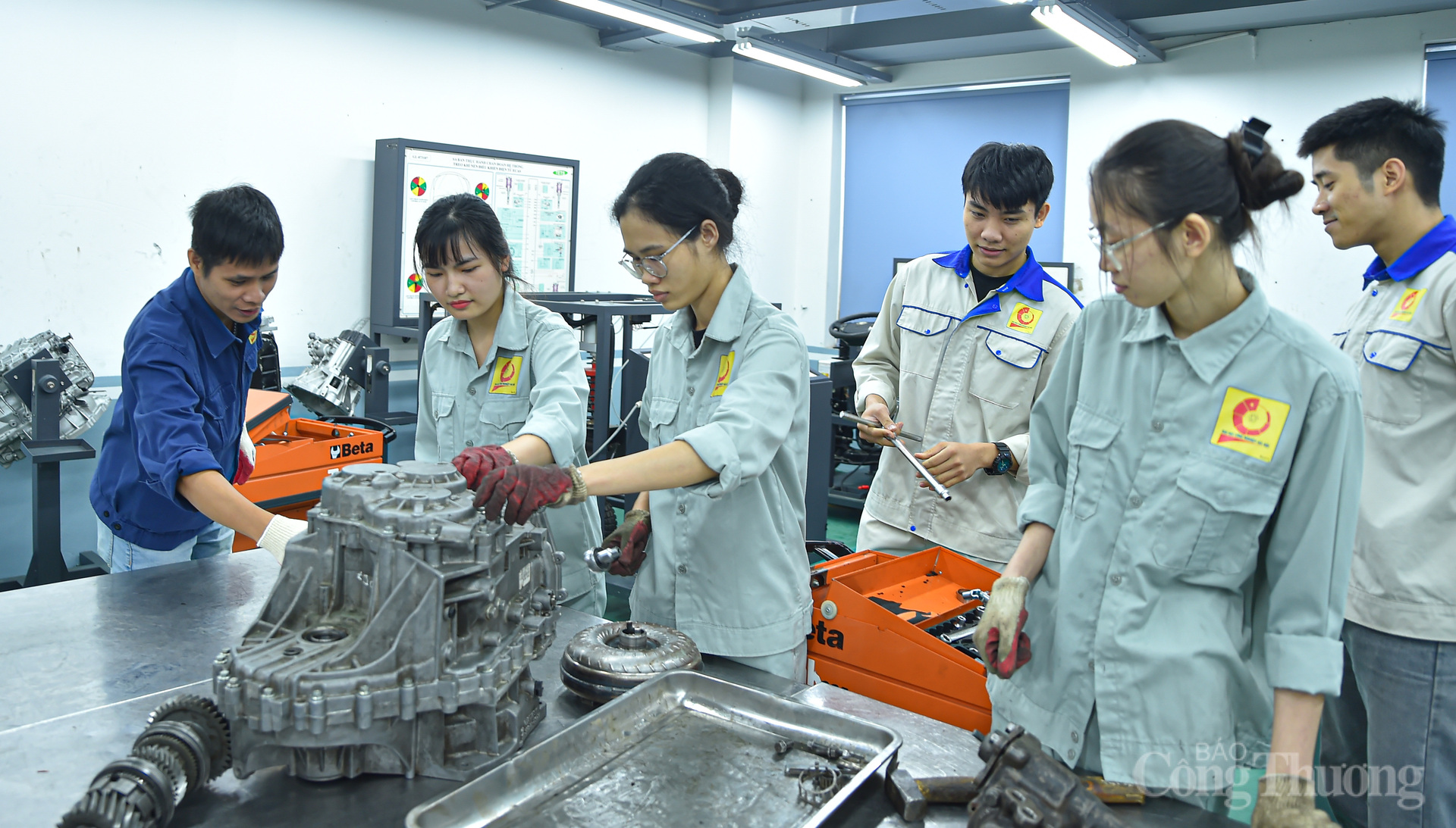 El nombre Trinh Thu Huong, estudiante de cuarto año de Tecnología de Ingeniería Automotriz, se ha convertido en un símbolo de pasión y determinación.