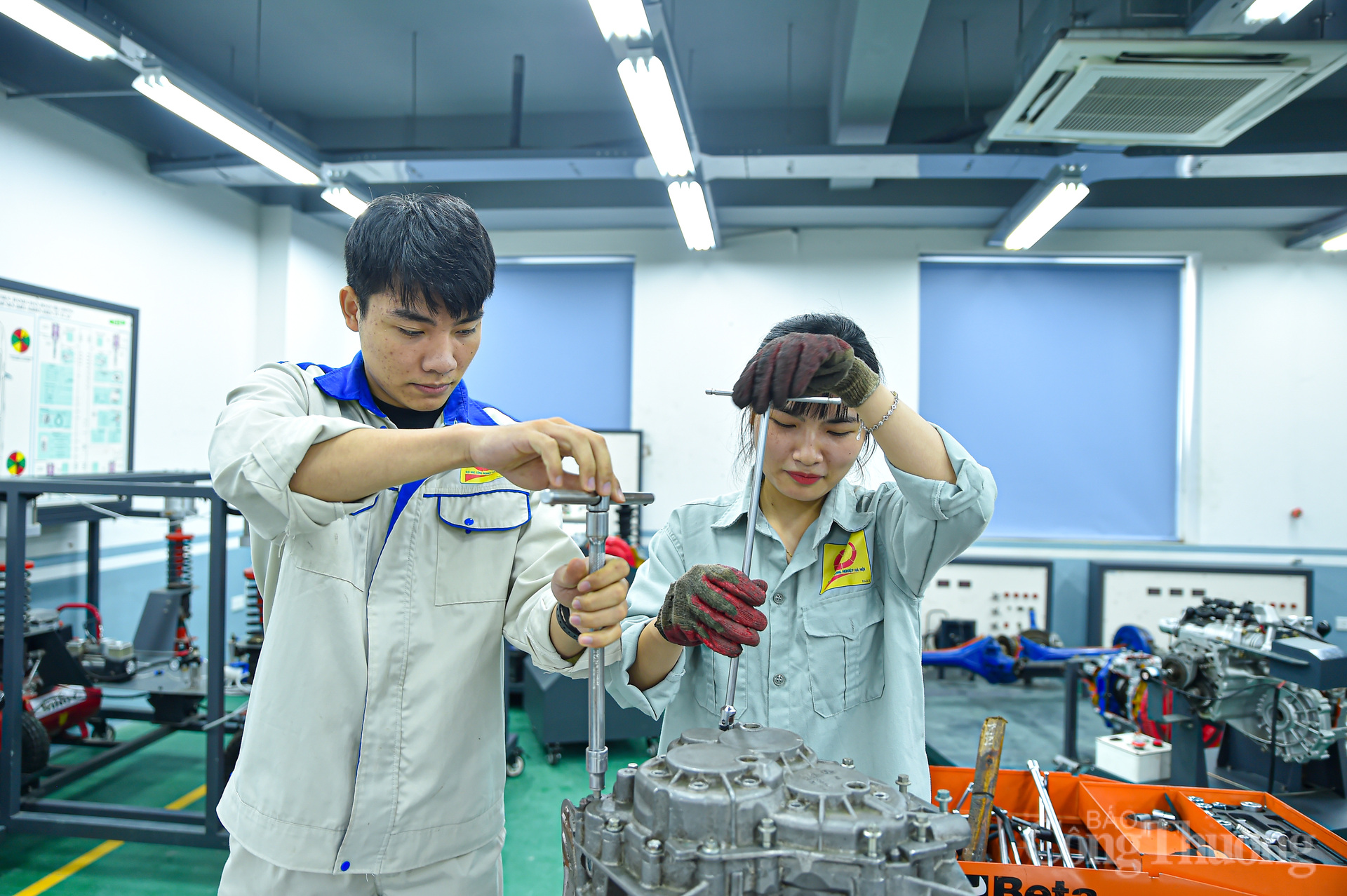 La estudiante Trinh Thu Huong: Cumpliendo el sueño de convertirse en 'médica' de automóviles - 4
