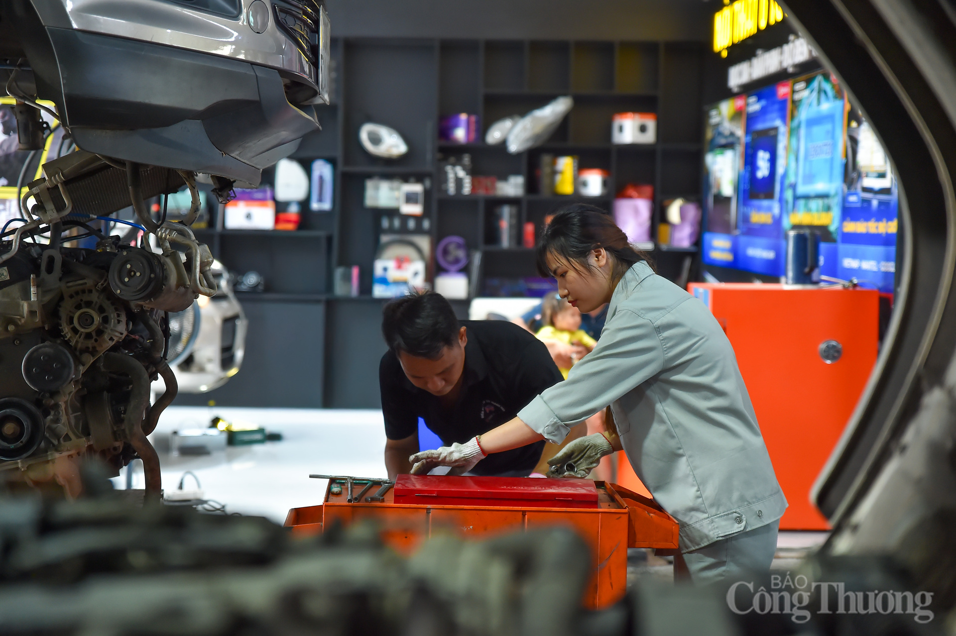 Al llegar al taller de reparación de automóviles de Manh Vuong (Hanoi), donde Huong está haciendo prácticas, podemos ver que esta pequeña niña no es inferior a los hombres en absoluto.