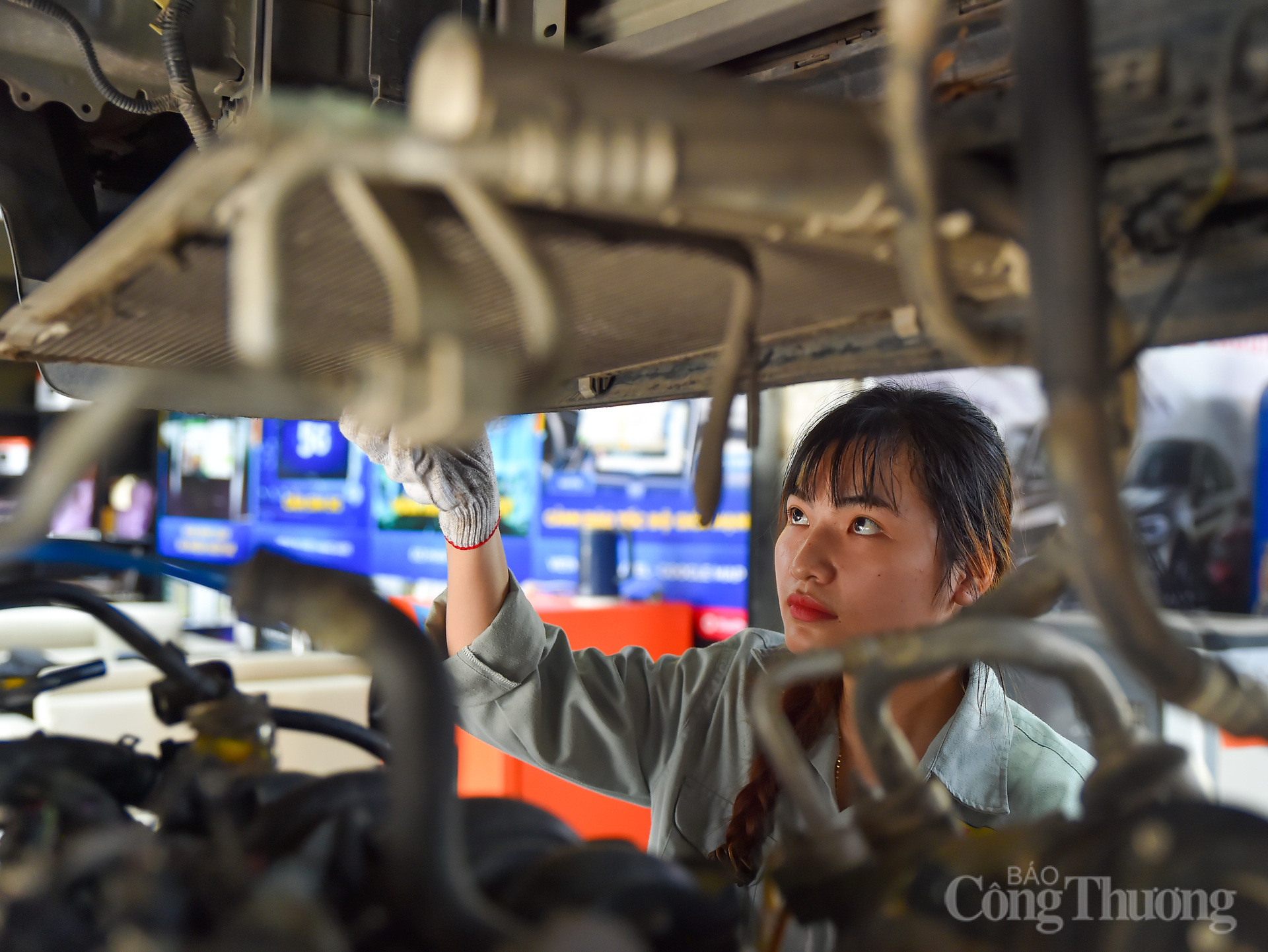 La estudiante Trinh Thu Huong: Cumpliendo el sueño de ser 'médica' de automóviles - 9
