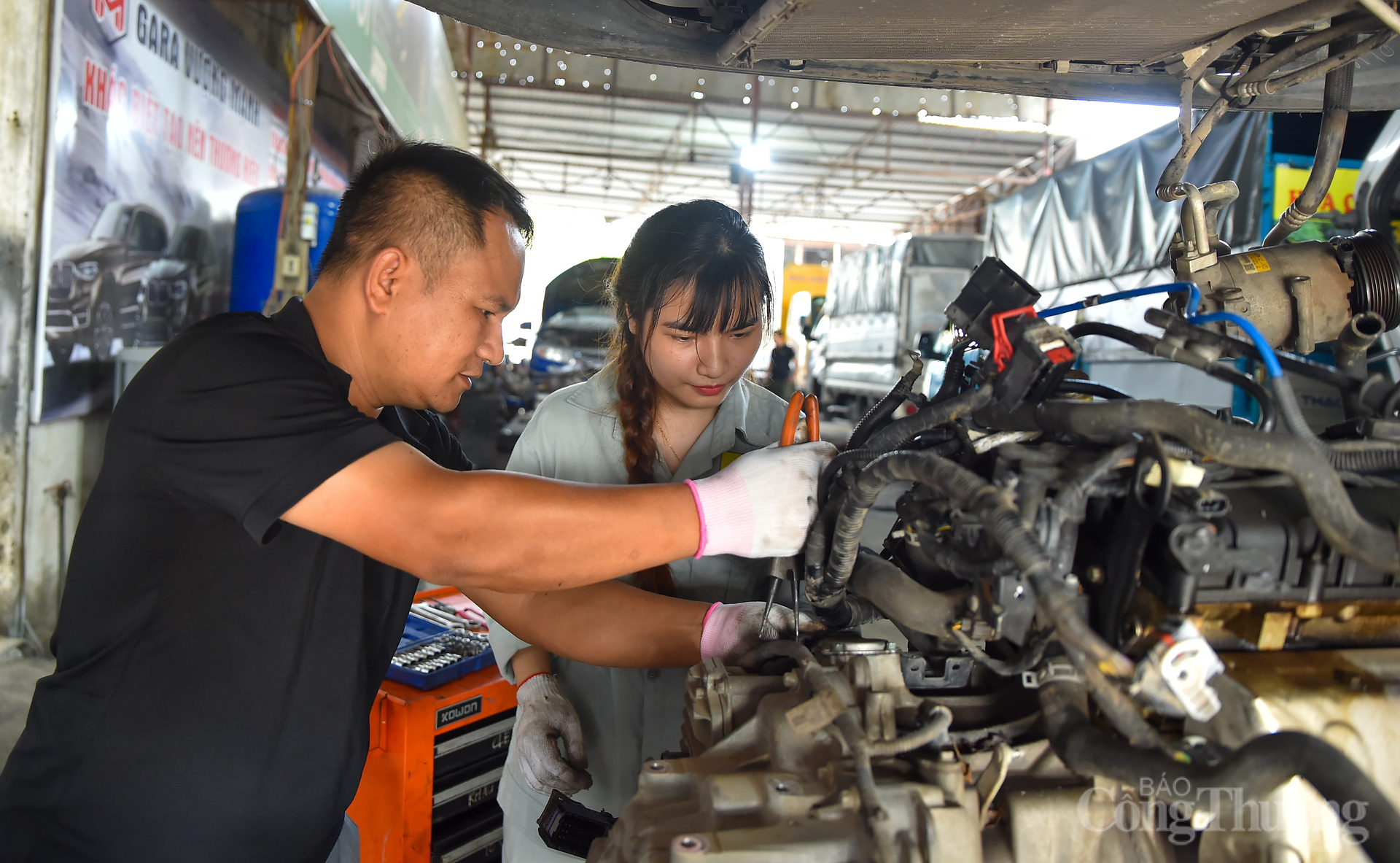 Convertirse en estudiante de cuarto año no es solo el resultado del aprendizaje en el aula, sino también de la experiencia acumulada en los talleres prácticos. Trinh Thu Huong realizó prácticas en el taller de automóviles Manh Vuong, donde fue guiada por el Sr. Manh, quien también es profesor y dueño del taller. Al hablar sobre esta pequeña estudiante, el Sr. Manh comentó: «Aunque Huong es de baja estatura, es muy inteligente, meticulosa y, sobre todo, tiene muchísimas ganas de aprender. En un entorno técnico que requiere alta precisión, su meticulosidad es una cualidad valiosa. No le teme a la grasa ni al trabajo pesado, y siempre está proactiva para aprender sobre todos los problemas del automóvil».