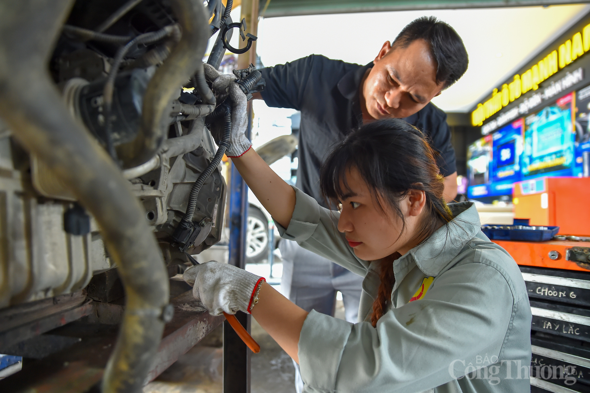 La estudiante Trinh Thu Huong: Cumpliendo el sueño de convertirse en 'médica' de automóviles - 10