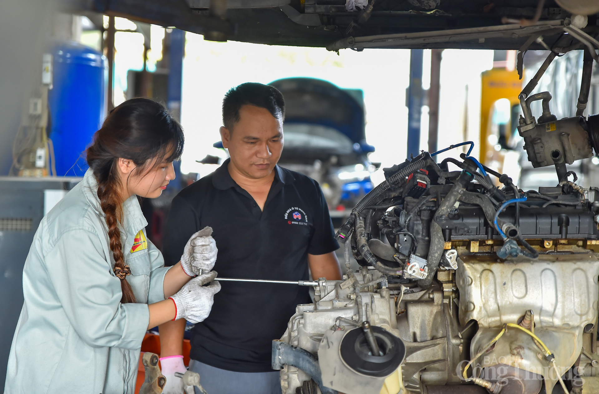 La estudiante Trinh Thu Huong: Cumpliendo el sueño de convertirse en 'médica' de automóviles - 12