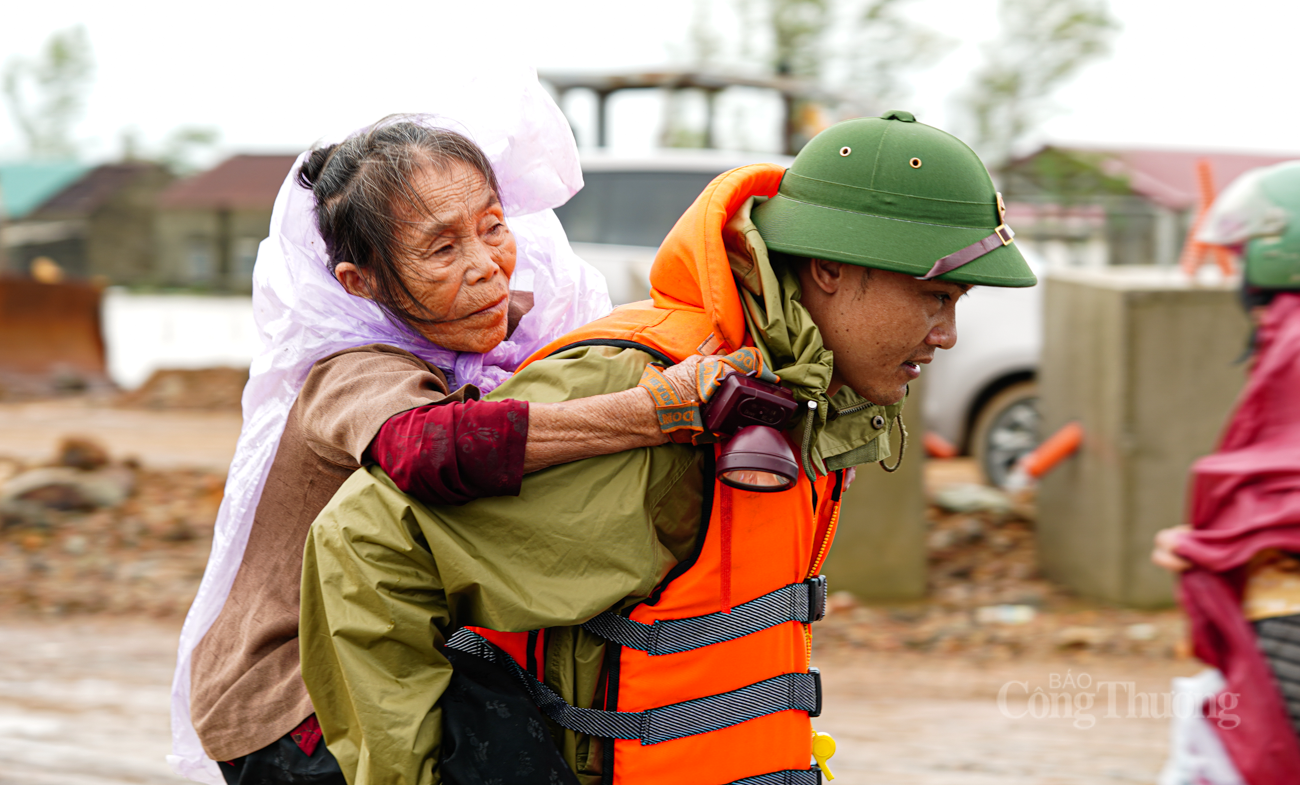 Nhà bị ngập sâu hơn 1m, bà cụ bật khóc khi được bộ đội ứng cứu - 2