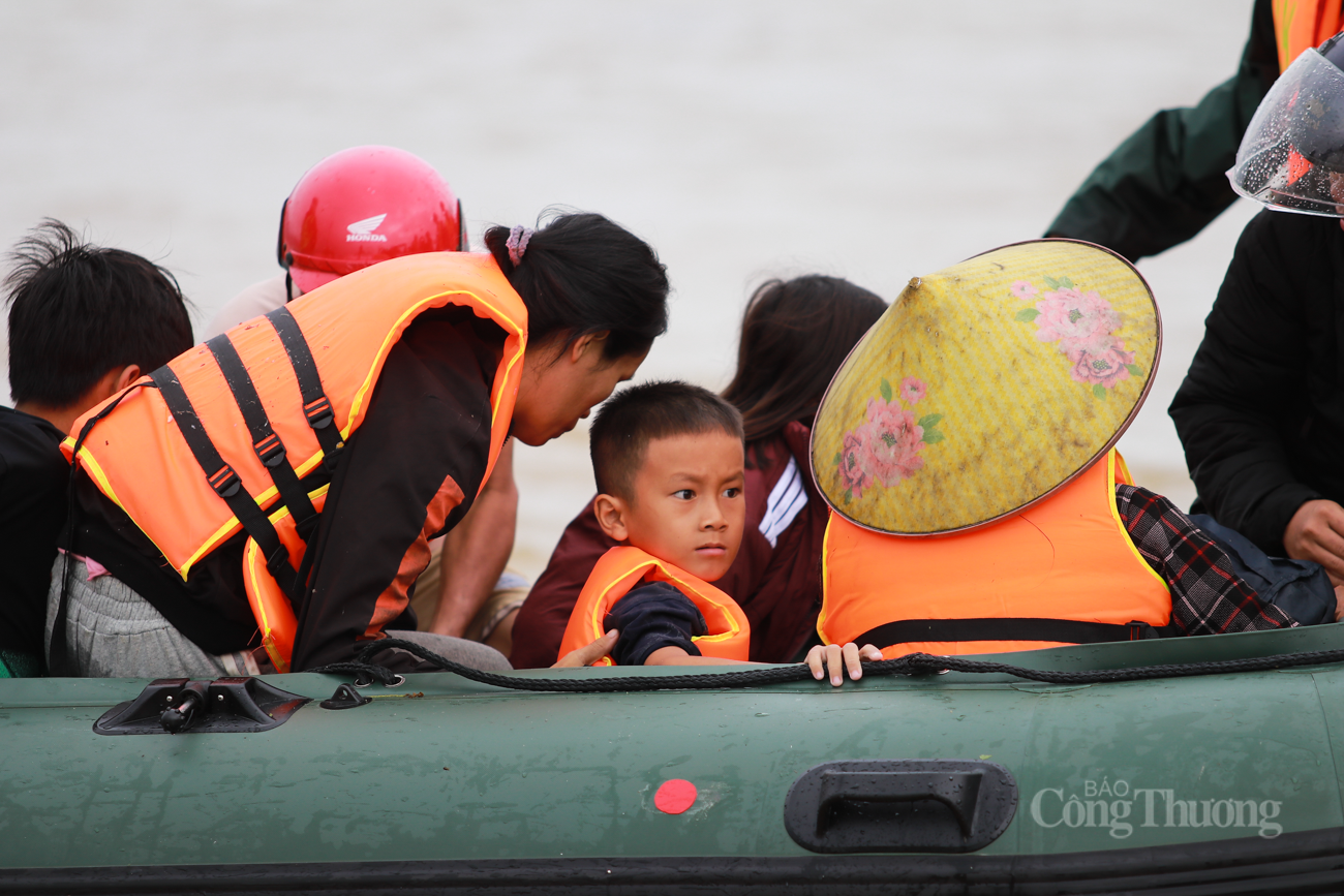Nhà bị ngập sâu hơn 1m, bà cụ bật khóc khi được bộ đội ứng cứu - 5
