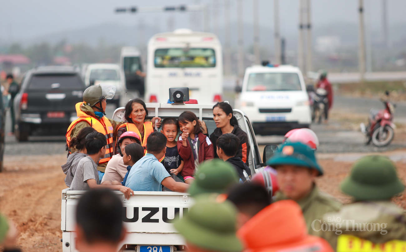 Nhà bị ngập sâu hơn 1m, bà cụ bật khóc khi được bộ đội ứng cứu - 8