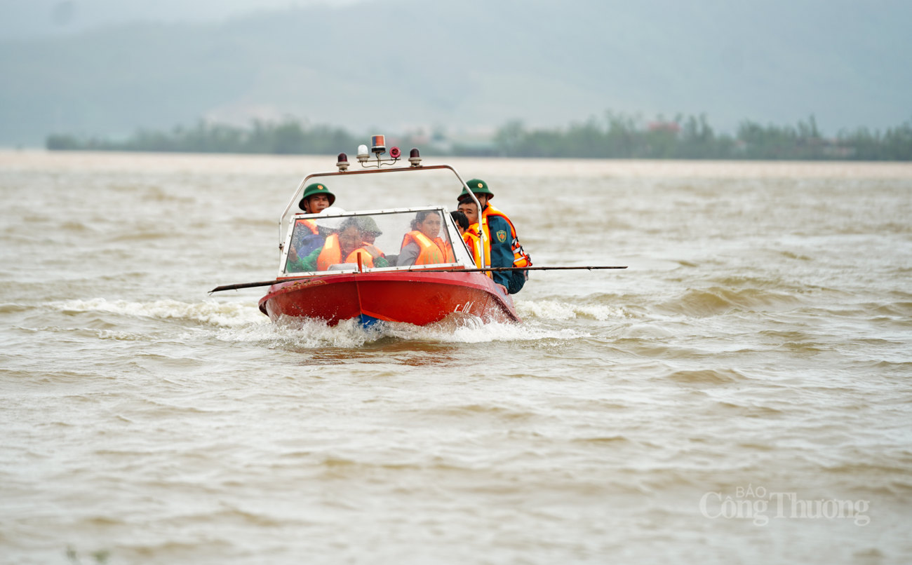 Nhà bị ngập sâu hơn 1m, bà cụ bật khóc khi được bộ đội ứng cứu - 1