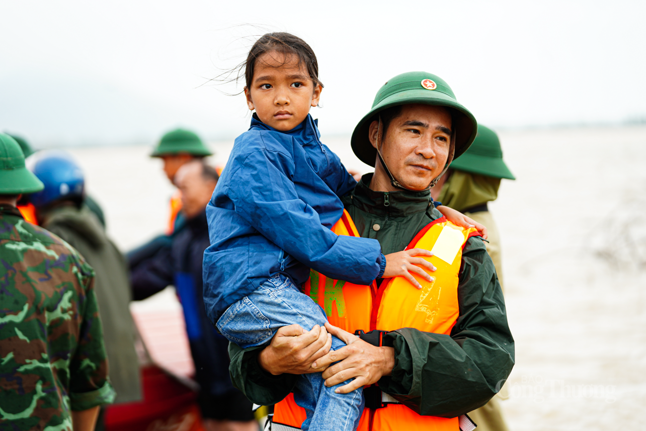 Nhà bị ngập sâu hơn 1m, bà cụ bật khóc khi được bộ đội ứng cứu - 11