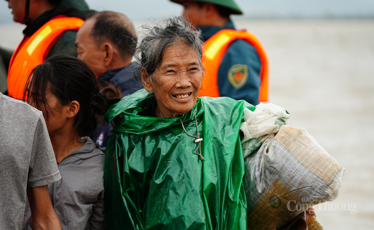 Nhà bị ngập sâu hơn 1m, bà cụ bật khóc khi được bộ đội ứng cứu - 3