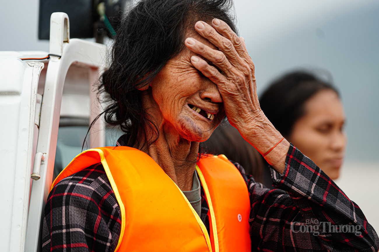 Nhà bị ngập sâu hơn 1m, bà cụ bật khóc khi được bộ đội ứng cứu - 9