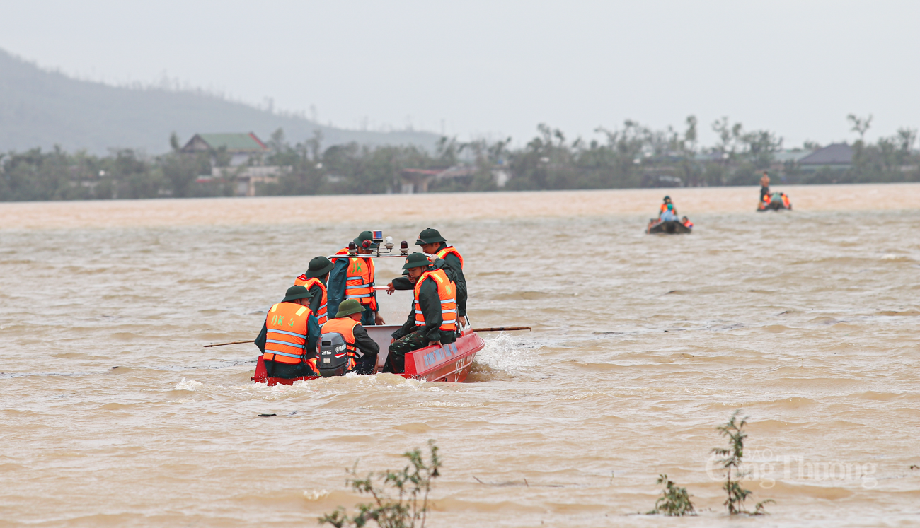 Nhà bị ngập sâu hơn 1m, bà cụ bật khóc khi được bộ đội ứng cứu - 6