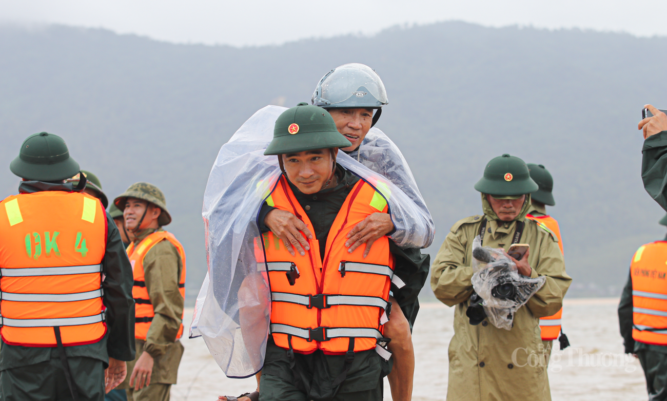 Nhà bị ngập sâu hơn 1m, bà cụ bật khóc khi được bộ đội ứng cứu - 4