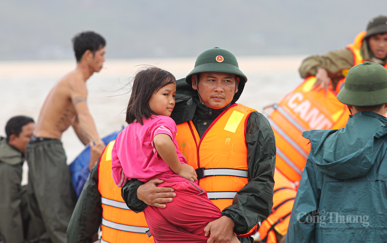 Nhà bị ngập sâu hơn 1m, bà cụ bật khóc khi được bộ đội ứng cứu - 7