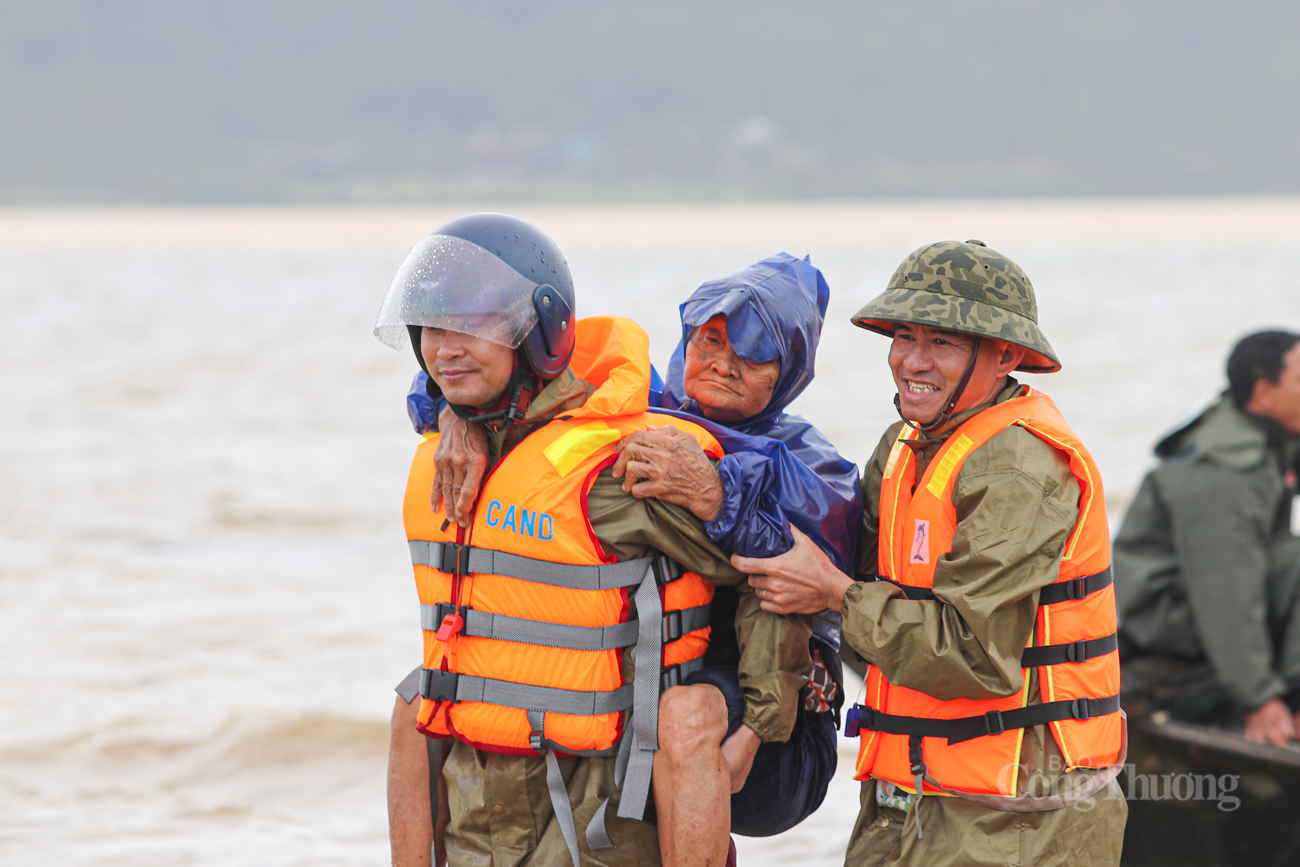 Nhà bị ngập sâu hơn 1m, bà cụ bật khóc khi được bộ đội ứng cứu - 10