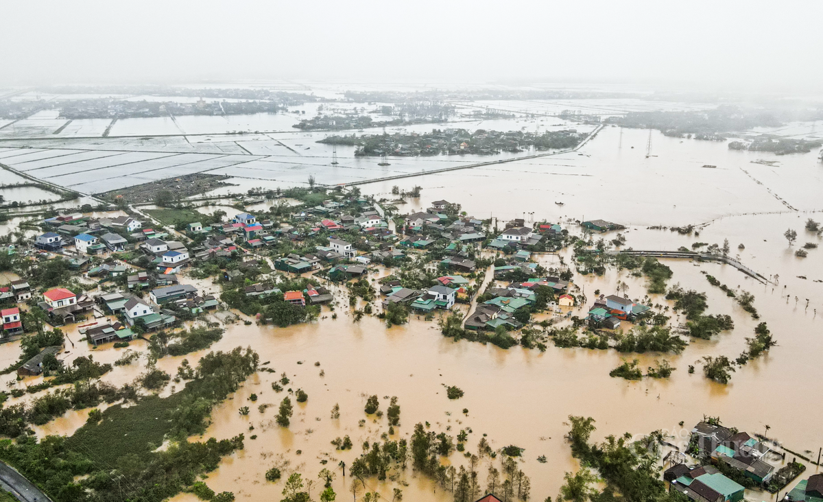 Người dân Hà Tĩnh hối hả đưa ‘xế hộp’ lên đê chạy lụt - 1