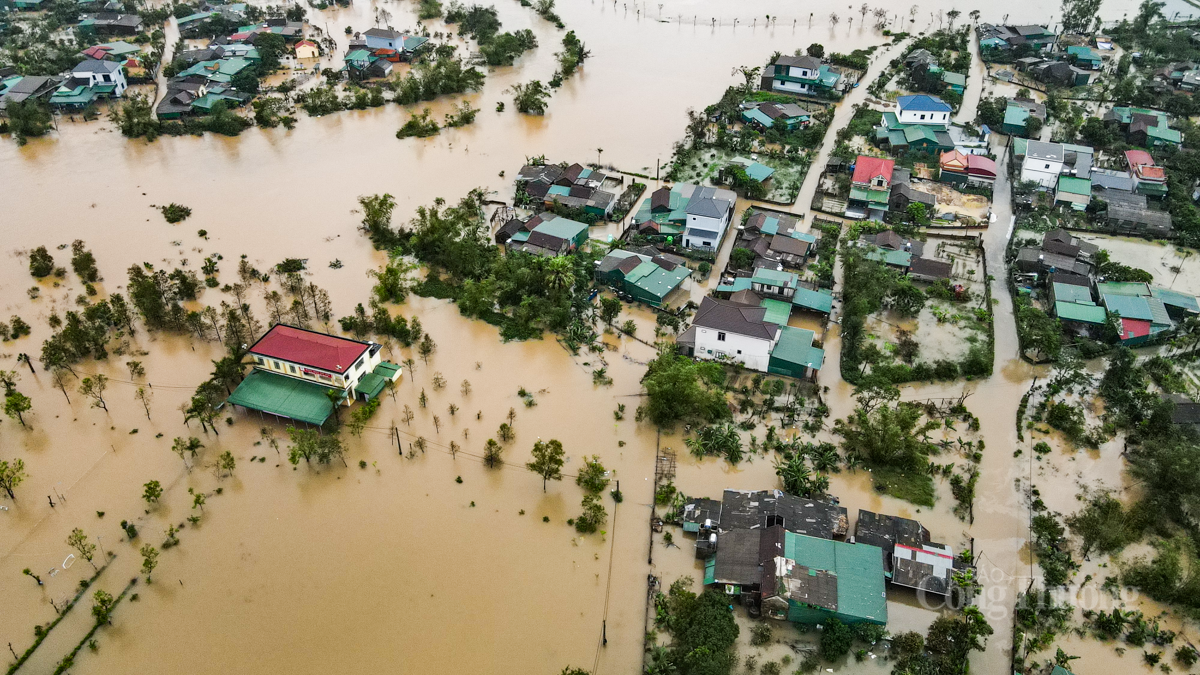 Người dân Hà Tĩnh hối hả đưa ‘xế hộp’ lên đê chạy lụt - 10