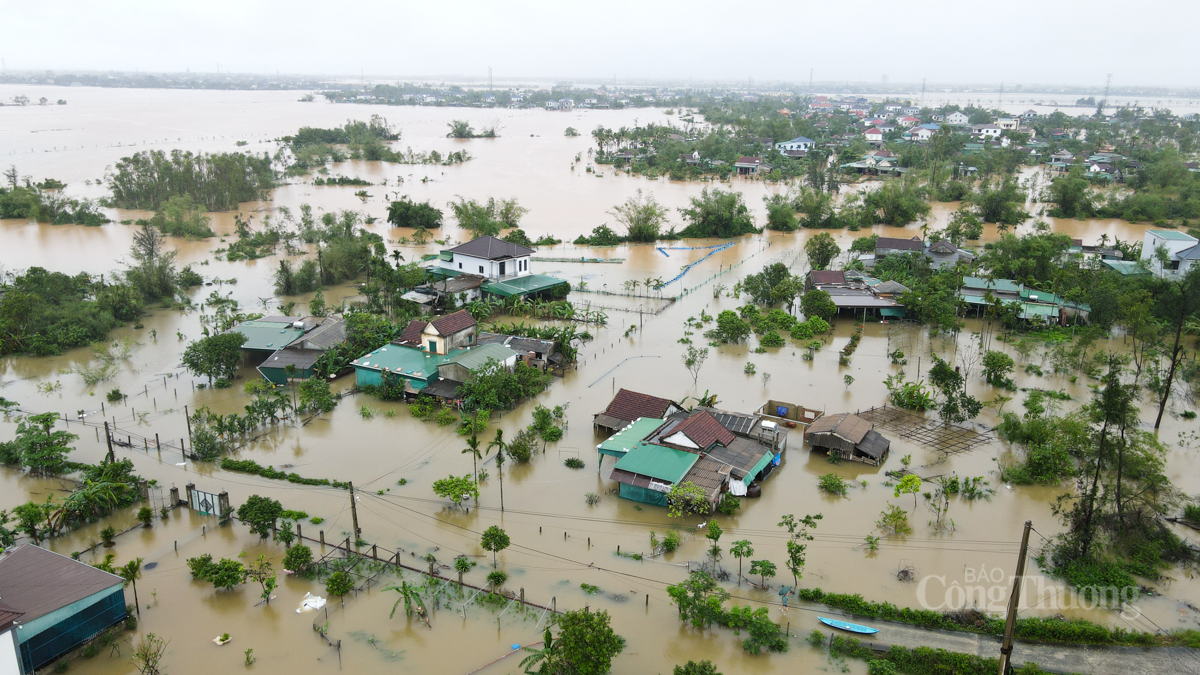 Người dân Hà Tĩnh hối hả đưa ‘xế hộp’ lên đê chạy lụt - 11