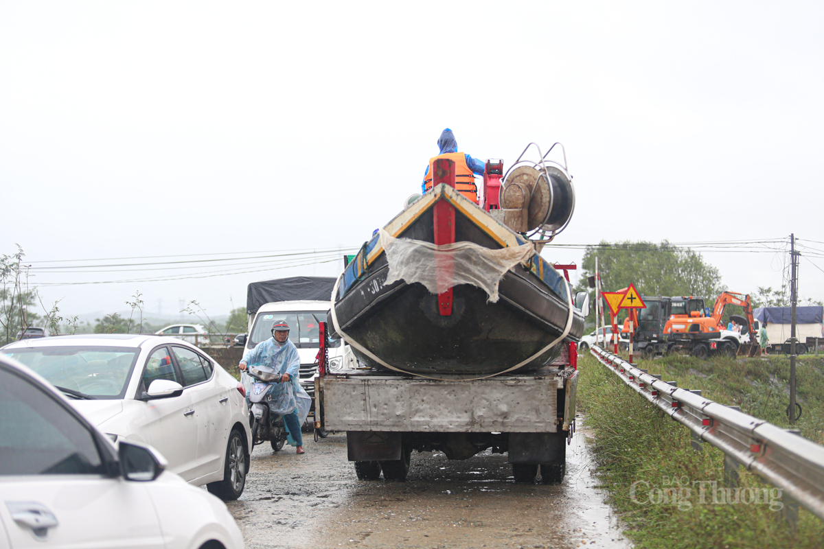 Người dân Hà Tĩnh hối hả đưa ‘xế hộp’ lên đê chạy lụt - 13