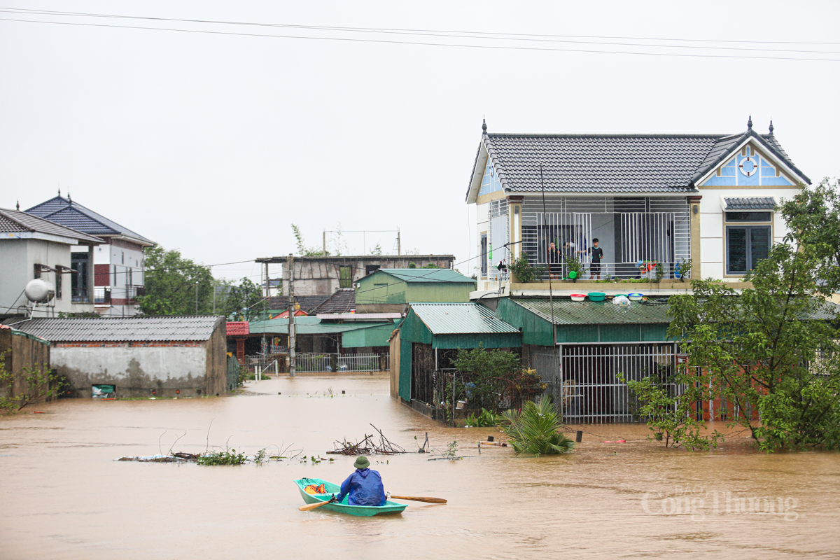 Người dân Hà Tĩnh hối hả đưa ‘xế hộp’ lên đê chạy lụt - 2