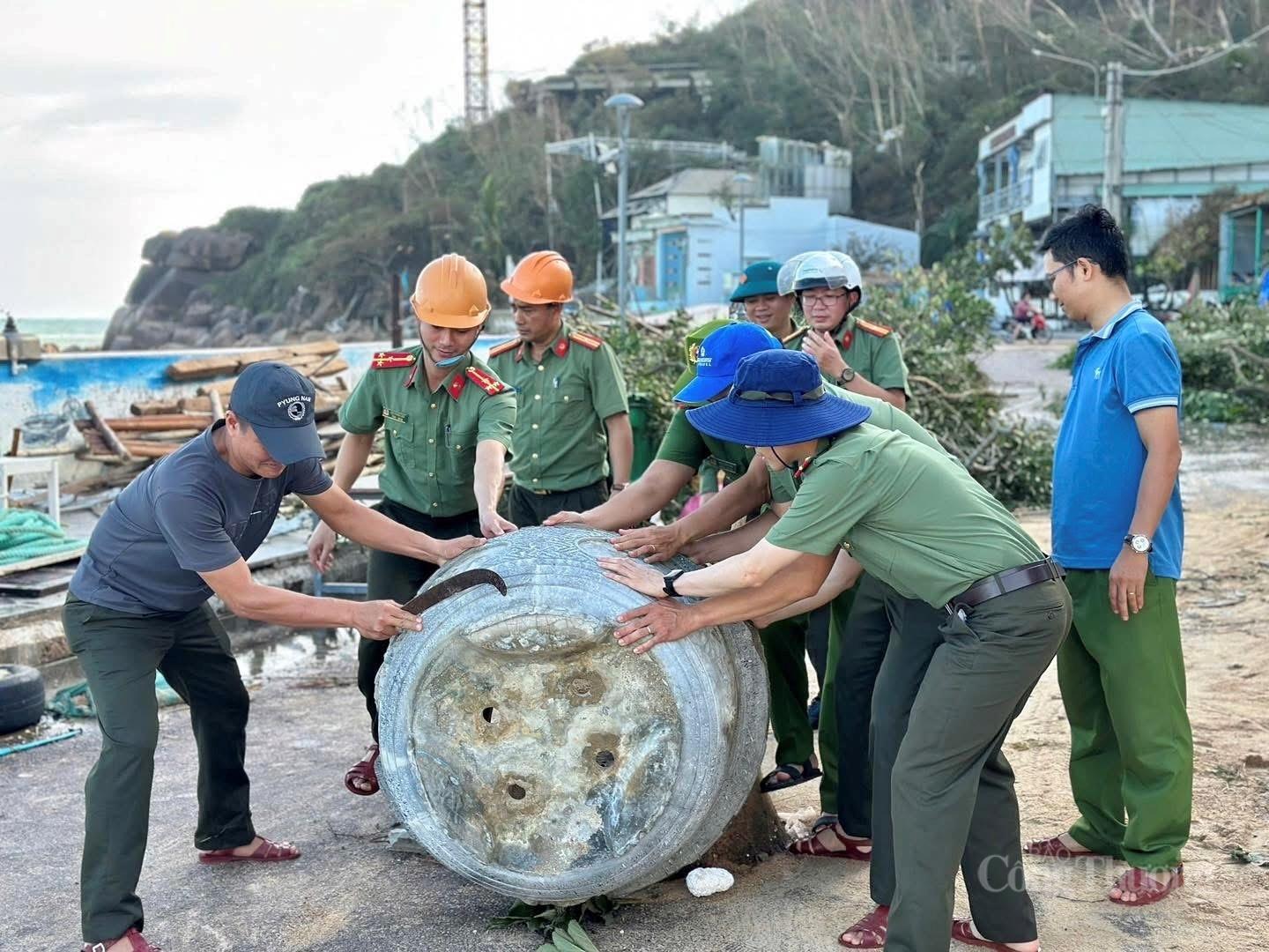 Gia Lai: Giữa đổ nát hoang tàn, tình người neo lại sau bão Kalmaegi - 11