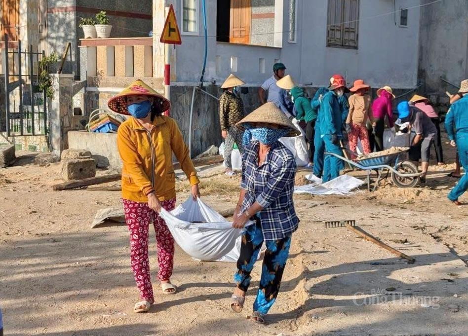 Gia Lai: Giữa đổ nát hoang tàn, tình người neo lại sau bão Kalmaegi - 14