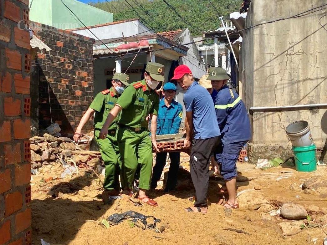 Gia Lai: Giữa đổ nát hoang tàn, tình người neo lại sau bão Kalmaegi - 13