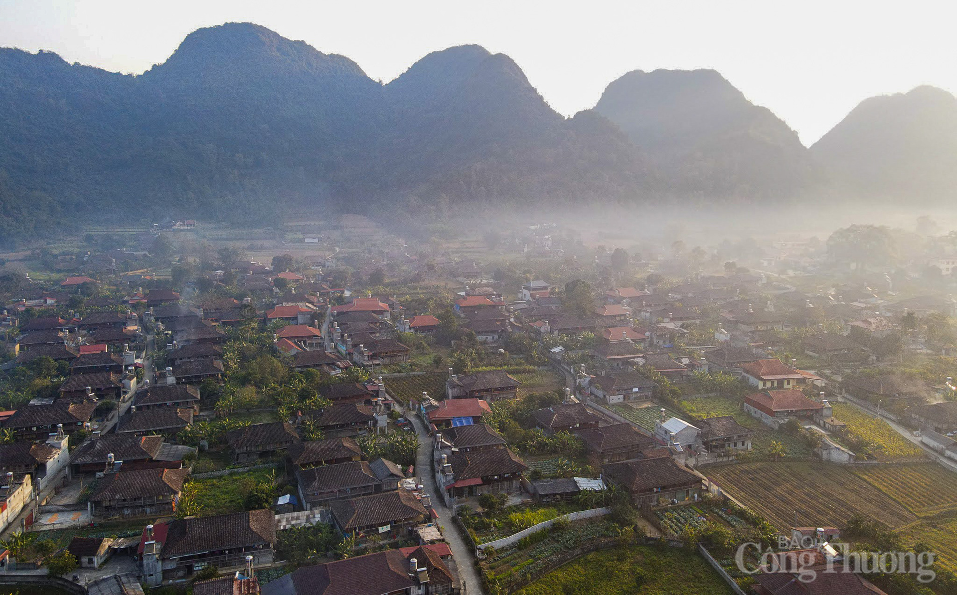 Nhà sàn ở đây theo kiến trúc truyền thống 5 gian, chủ yếu được làm bằng gỗ nghiến, gỗ lý xưa. Ðể chuẩn bị đủ vật liệu này, người dân phải dày công vào tận rừng sâu, núi cao kiếm tìm những loại gỗ tốt lâu năm, đảm bảo sự bền vững, chắc chắn.