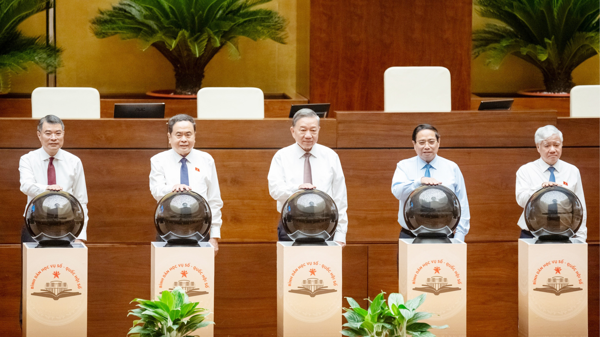 Tổng Bí thư Tô Lâm, Thủ tướng Phạm Minh Chính, Chủ tịch Quốc hội Trần Thanh Mẫn và đại biểu thực hiện nghi thức khai trương ứng dụng nền tảng “Bình dân học vụ số - Quốc hội số”