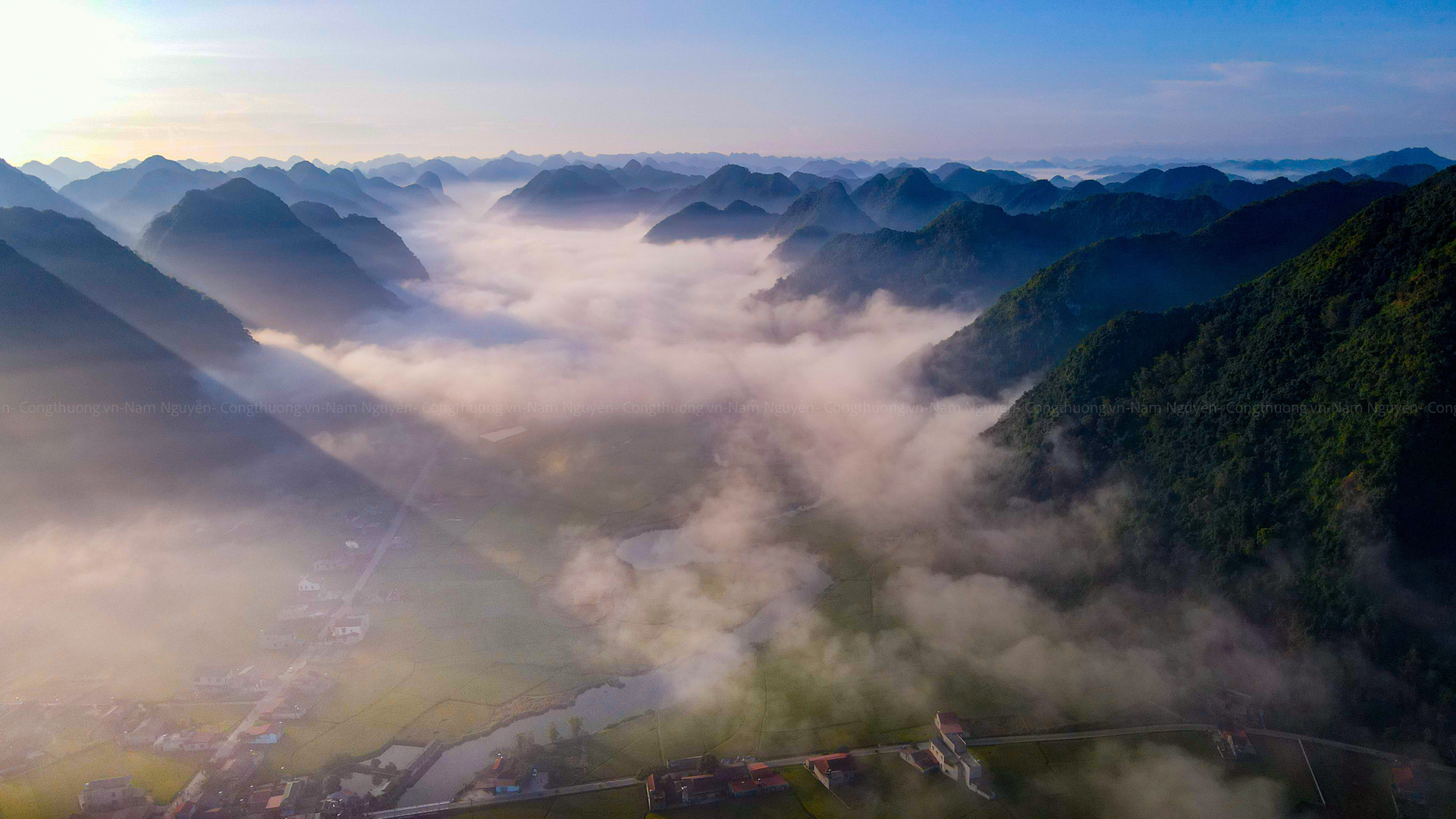 Lúc mặt trời ló rạng sau những dãy núi, thung lũng trong mây hiện lên như bức tranh thủy mặc.