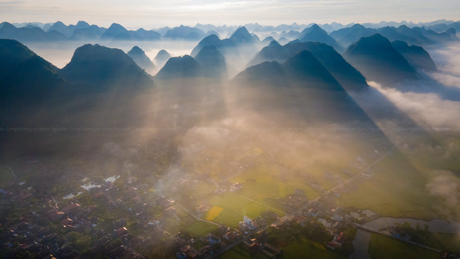 Sáng sớm, thung lũng vàng Bắc Sơn hiện lên mờ ảo trong màn mây trắng bồng bềnh.