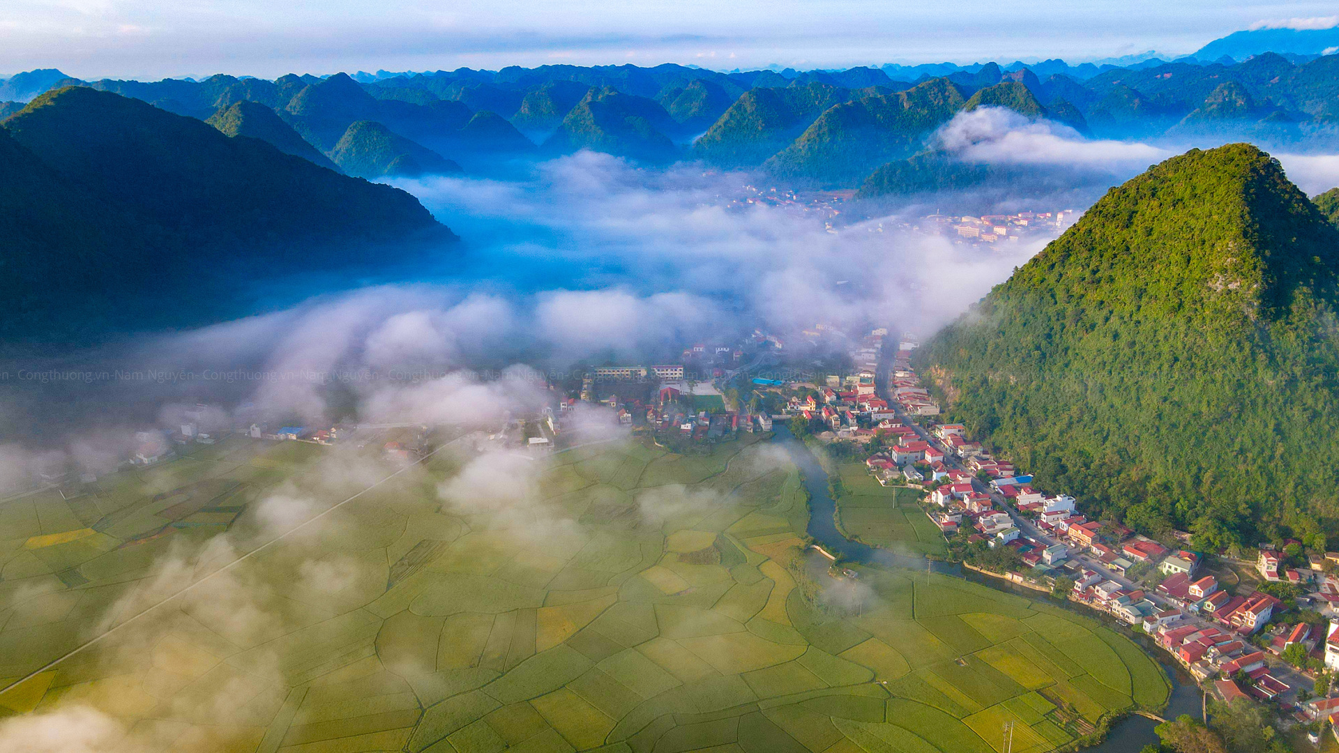 Mỗi mùa từ tháng 10 đến 11, Bắc Sơn lại trở thành điểm hẹn quen thuộc của những người mê xê dịch, hút họ bởi vẻ đẹp mây trời hiếm gặp.