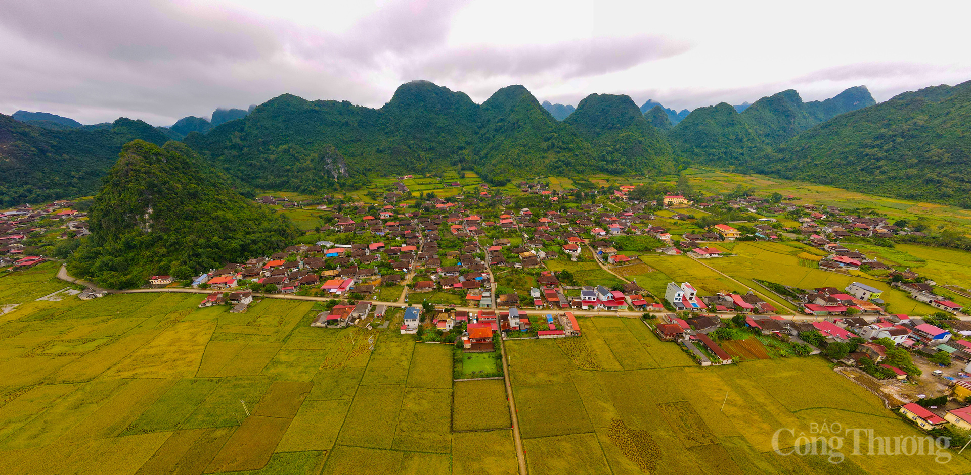Cùng với đó là hành trình trải nghiệm đồng vọng với giai điệu trường tồn của cuộc sống, giản dị như tiếng đàn tính luôn ngân vọng hòa cùng giọng hát then trầm bổng, ru lòng người thư thái.