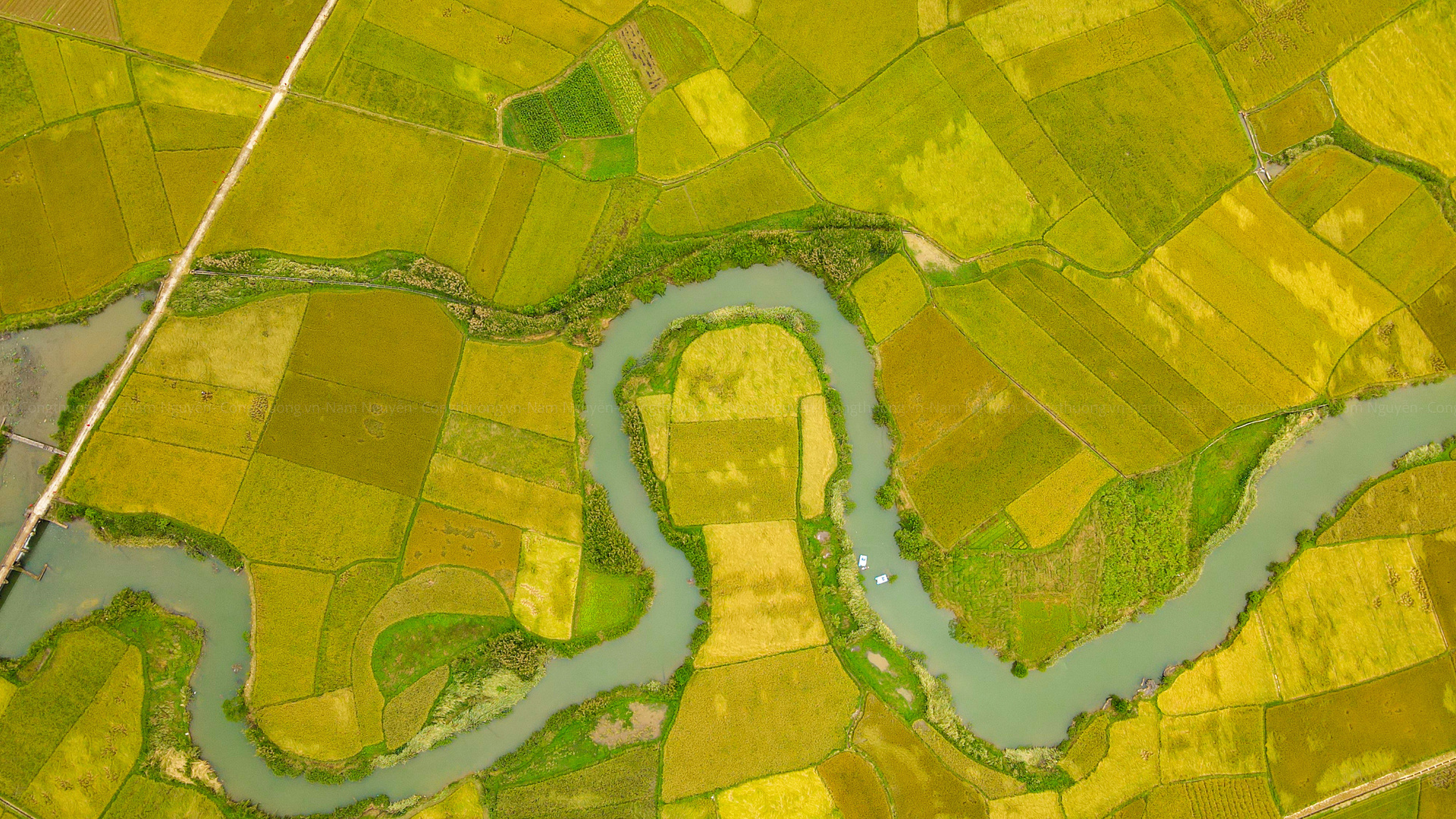 Dòng kênh nhỏ uốn lượn qua thung lũng, hòa cùng màu xanh cảnh sắc mây trời. Thung lũng Bắc Sơn nằm gọn trong dãy núi đá vôi trải dài bên những nếp nhà của người dân tộc Tày, Nùng, Dao.