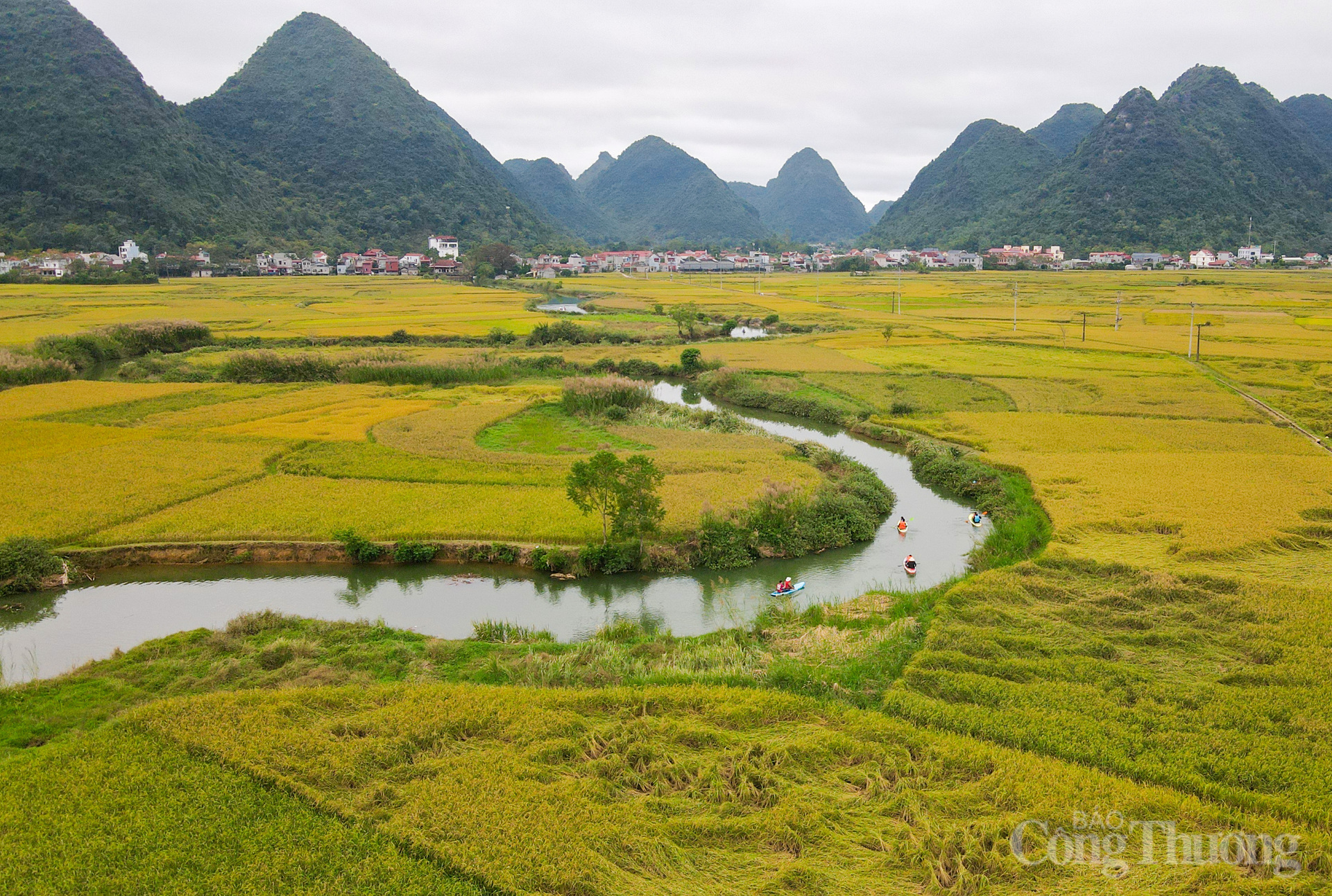 Mùa này, du khách còn được trải nghiệm chèo thuyền trên khúc quanh co của suối Phai Rằm.