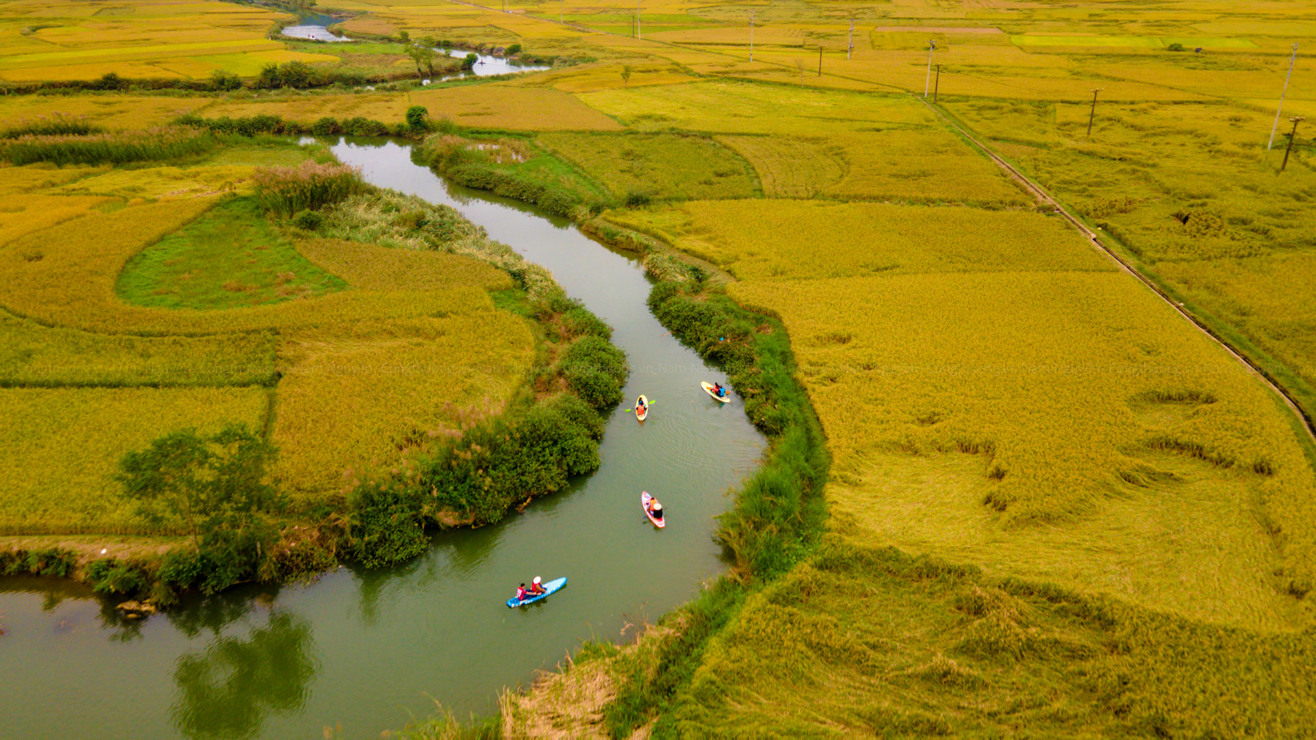Du khách có thể trải nghiệm chèo thuyền ngắm cảnh trên dòng Phai Rằm tuyệt đẹp.