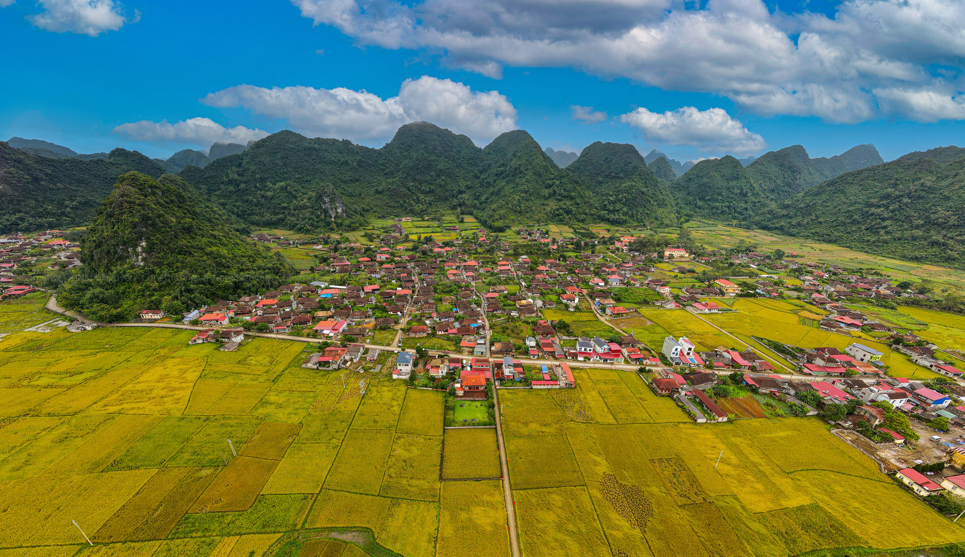 Làng văn hóa du lịch cộng đồng Quỳnh Sơn thuộc xã Bắc Sơn, cách trung tâm thành phố Lạng Sơn khoảng 80 km. Hơn 400 ngôi nhà sàn nằm gọn trong thung lũng Bắc Sơn. Người dân sinh sống ở đây chủ yếu là người dân tộc Tày và có đến 90% mang họ Dương.