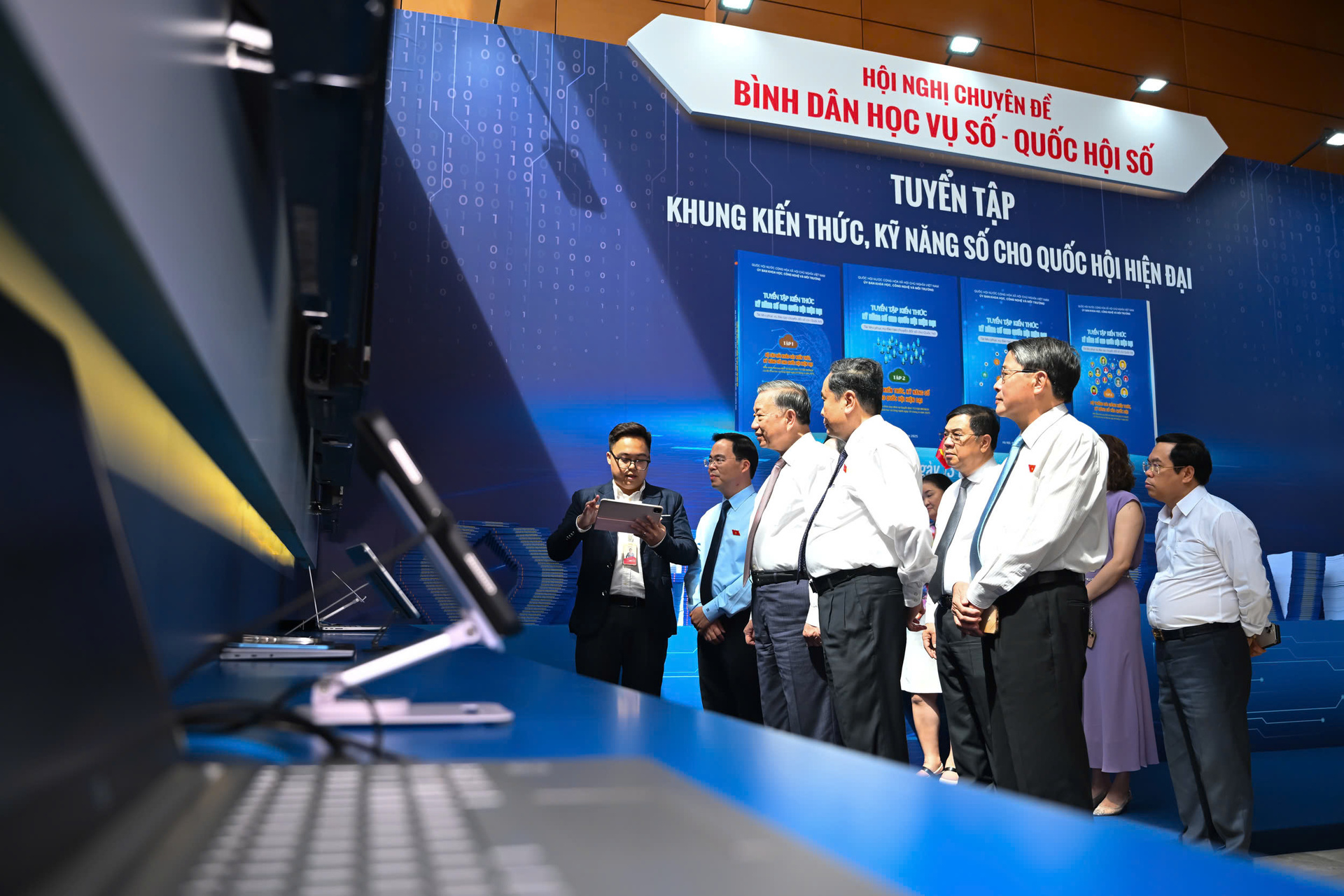 Tổng Bí thư Tô Lâm, Chủ tịch Quốc hội Trần Thanh Mẫn và các đại biểu dự Hội nghị chuyên đề “Bình dân học vụ số - Quốc hội số"