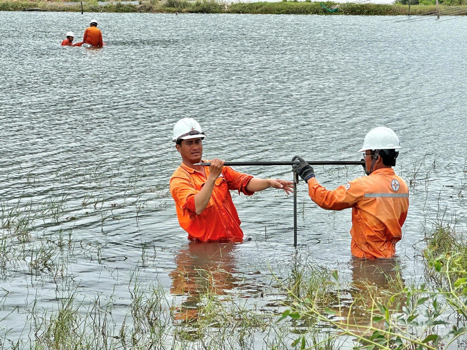 Gia Lai: Ngành điện xuyên đêm khắc phục sự cố sau bão - 2