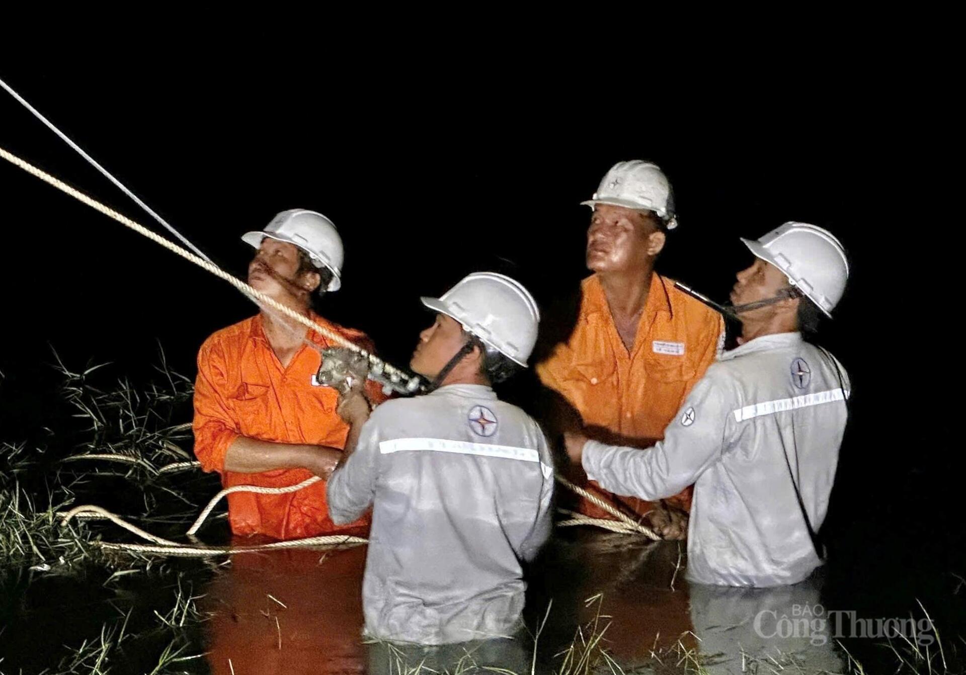 Gia Lai: Ngành điện xuyên đêm khắc phục sự cố sau bão - 6