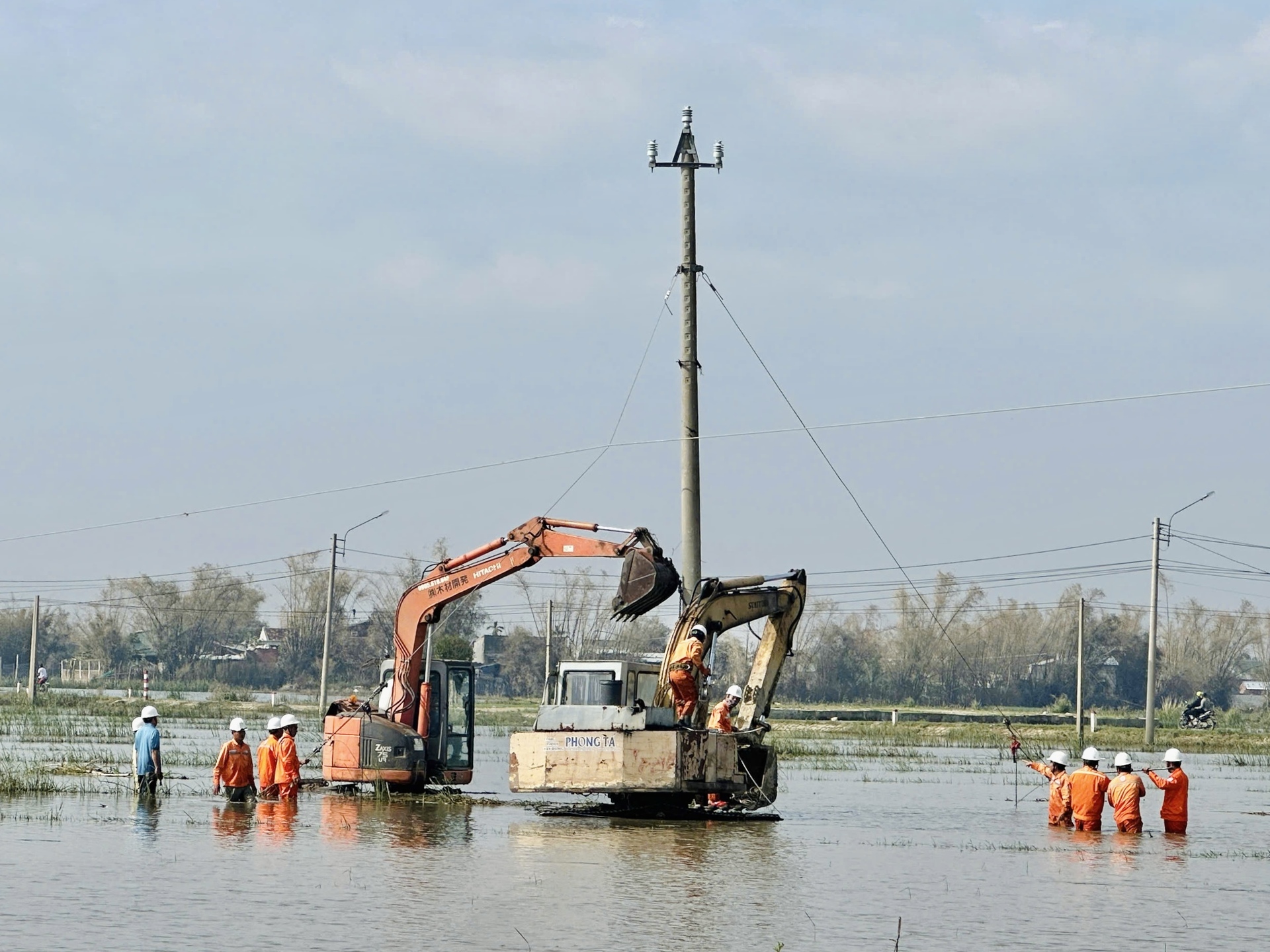 Gia Lai: Ngành điện xuyên đêm khắc phục sự cố sau bão - 3