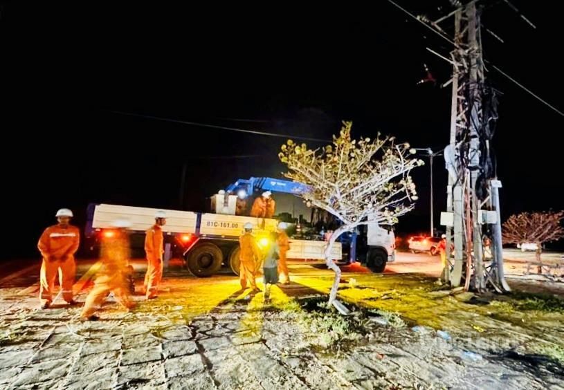 Gia Lai: Ngành điện xuyên đêm khắc phục sự cố sau bão - 7