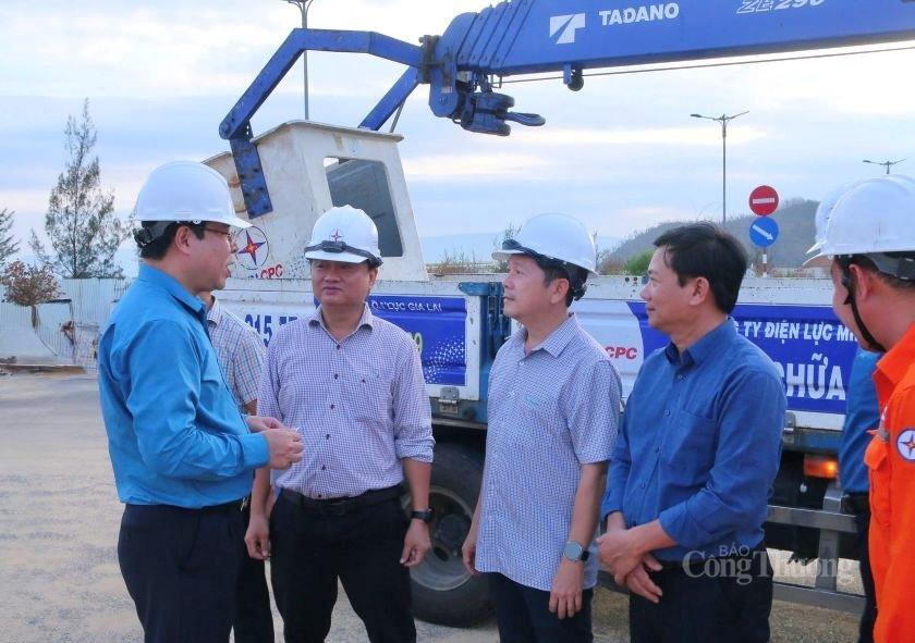 Gia Lai: Ngành điện xuyên đêm khắc phục sự cố sau bão - 9