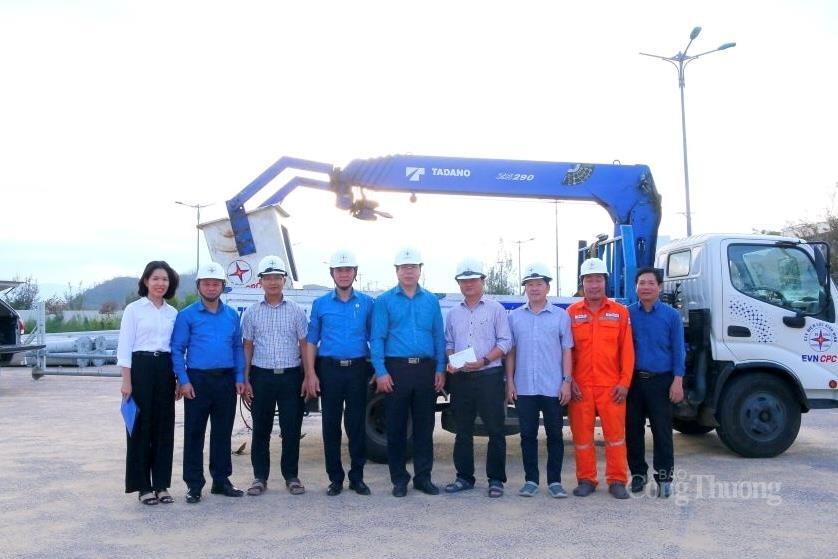 Gia Lai: Ngành điện xuyên đêm khắc phục sự cố sau bão - 8