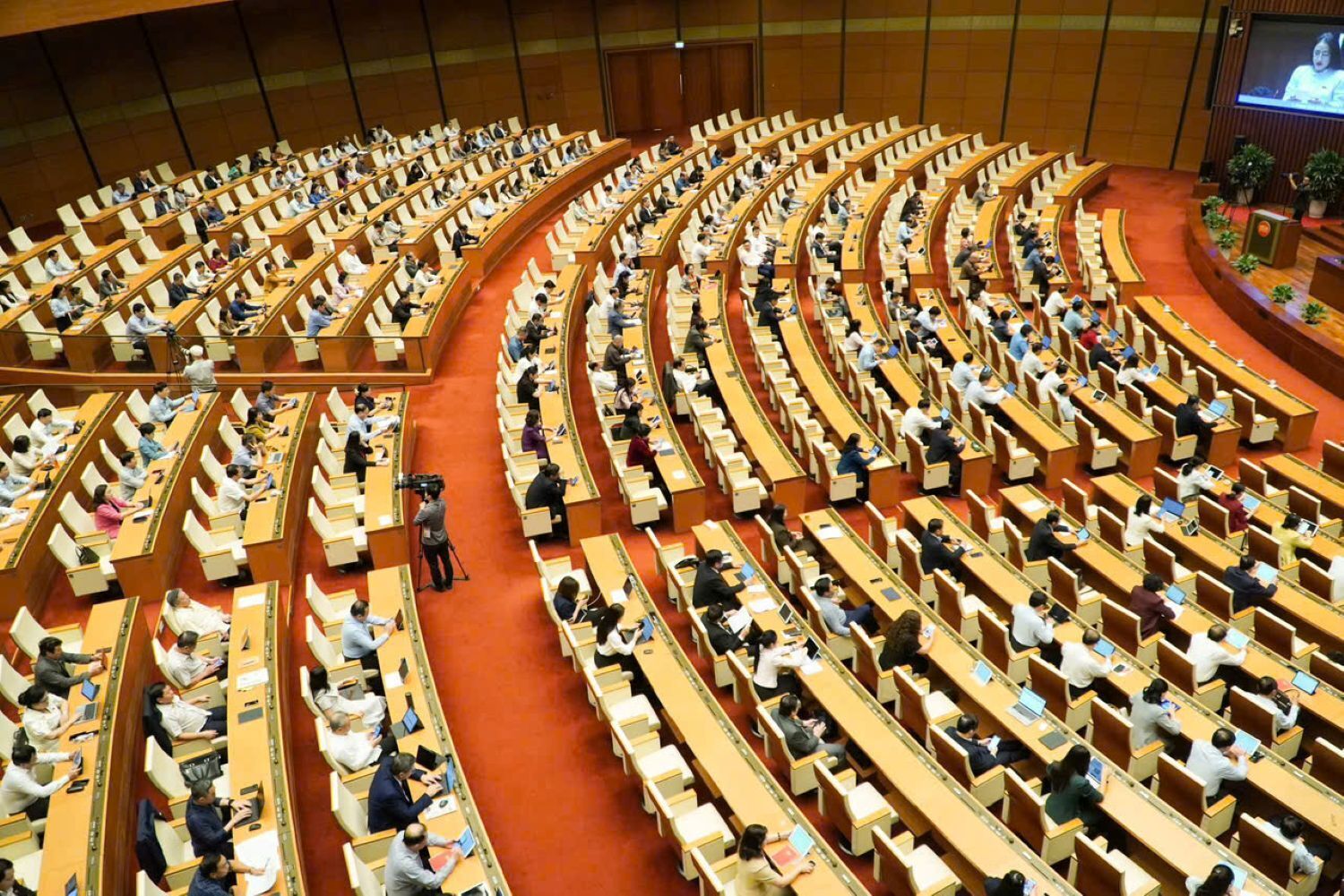 Toàn cảnh phiên thảo luận tại hội trường chiều 12/11. Ảnh: QH