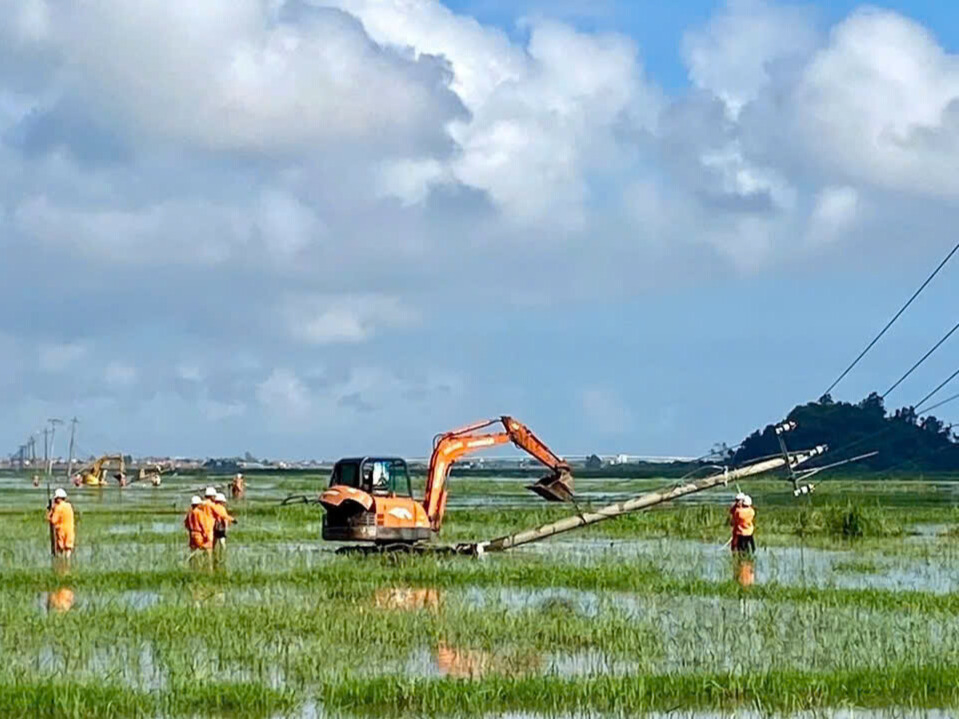 Thần tốc ‘nối điện’ sau bão lũ miền Trung - Bài 2: Vượt núi, xuyên đêm, ngâm mình trong bùn non vì dòng điện - 15