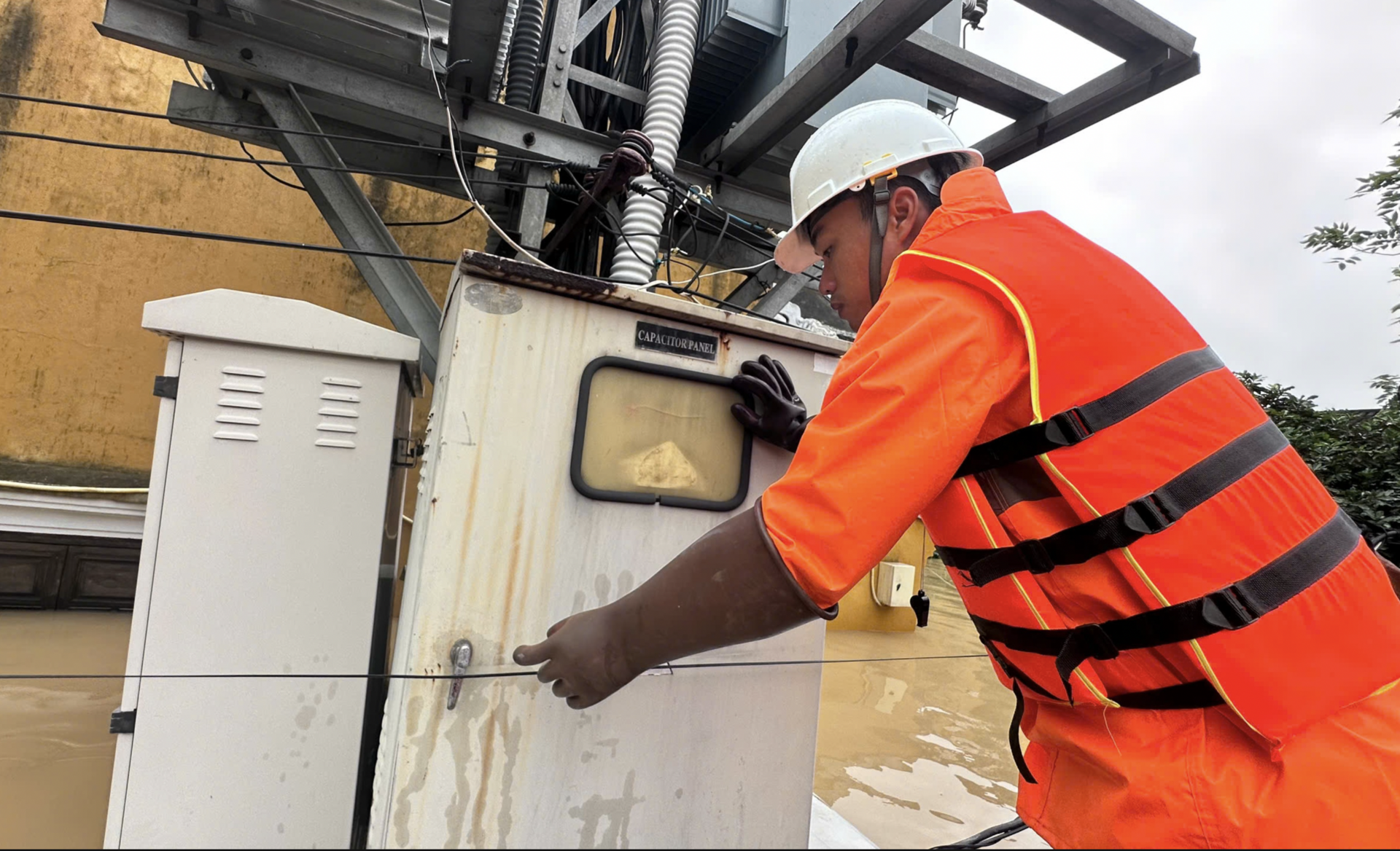 Thần tốc ‘nối điện’ sau bão lũ miền Trung - Bài 1: Chỉ đạo nóng từ lãnh đạo EVNCPC - 3